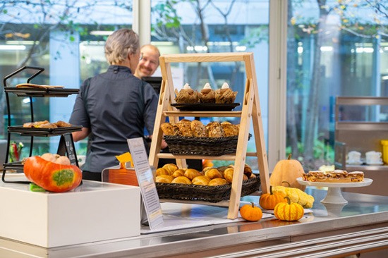 Our cafeteria offers fresh and seasonal menus. You can also heat up your own food and eat it here &ndash; or in the garden in summer.