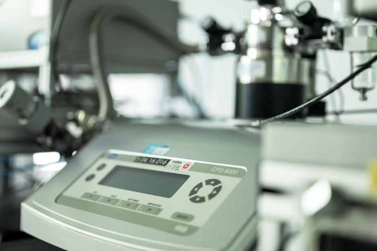 The high-precision air pressure balance is the centrepiece of pressure measurement calibration according to SCS